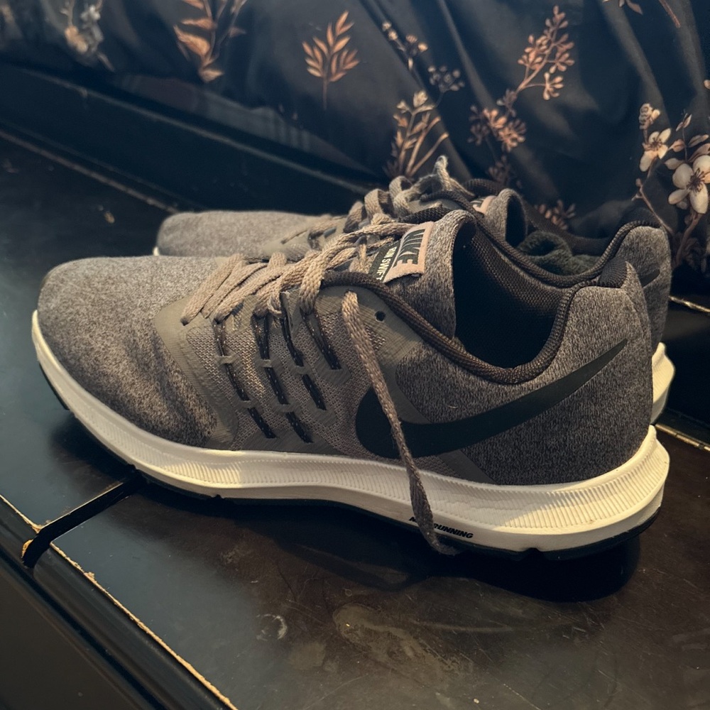 Nike Run Swift running shoes size 10